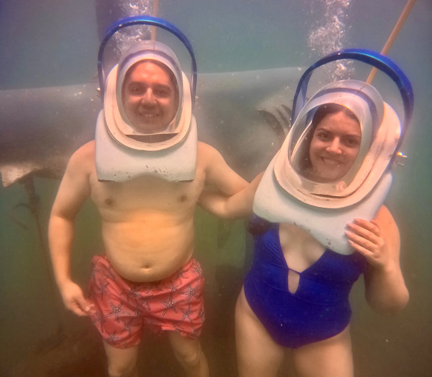 Pareja disfrutando la caminata submarina con cascos Aquatrek