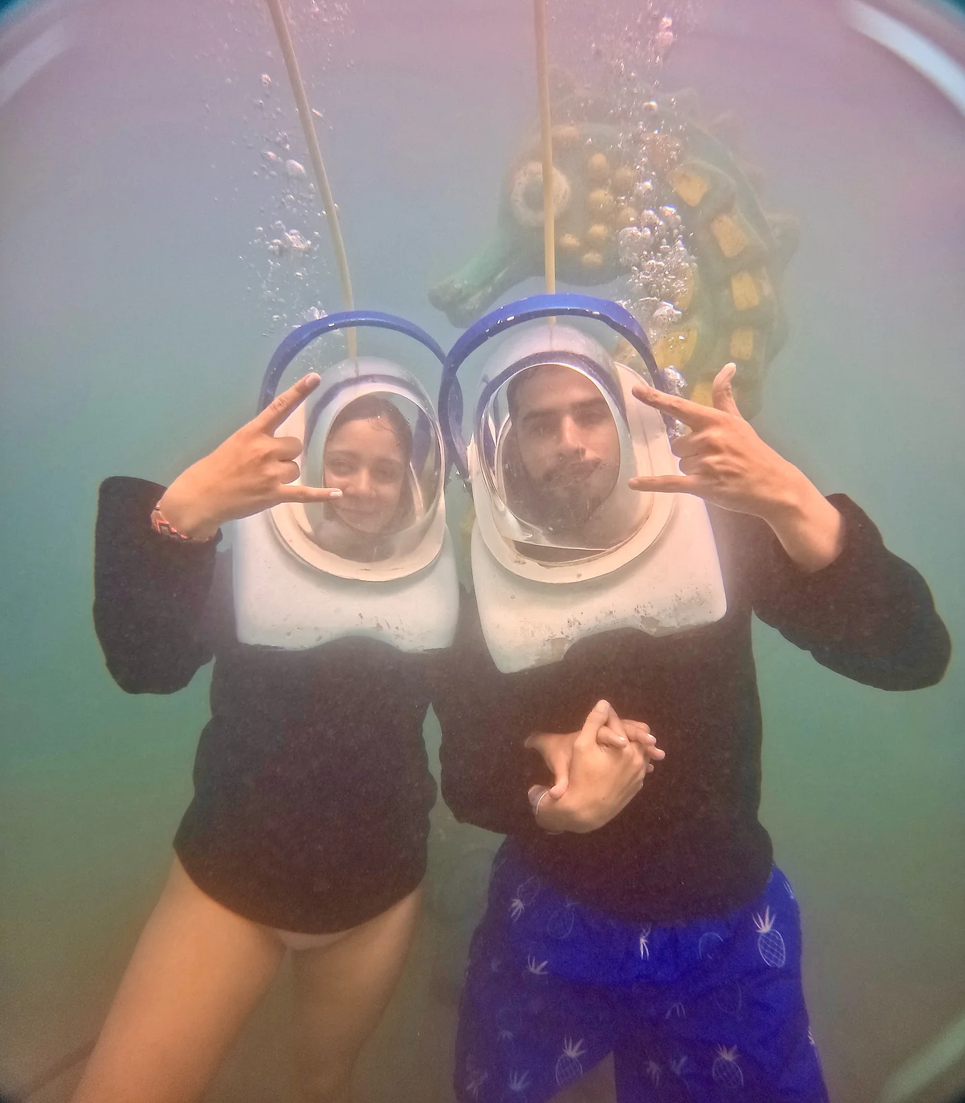Dos visitantes con sus cascos submarinos