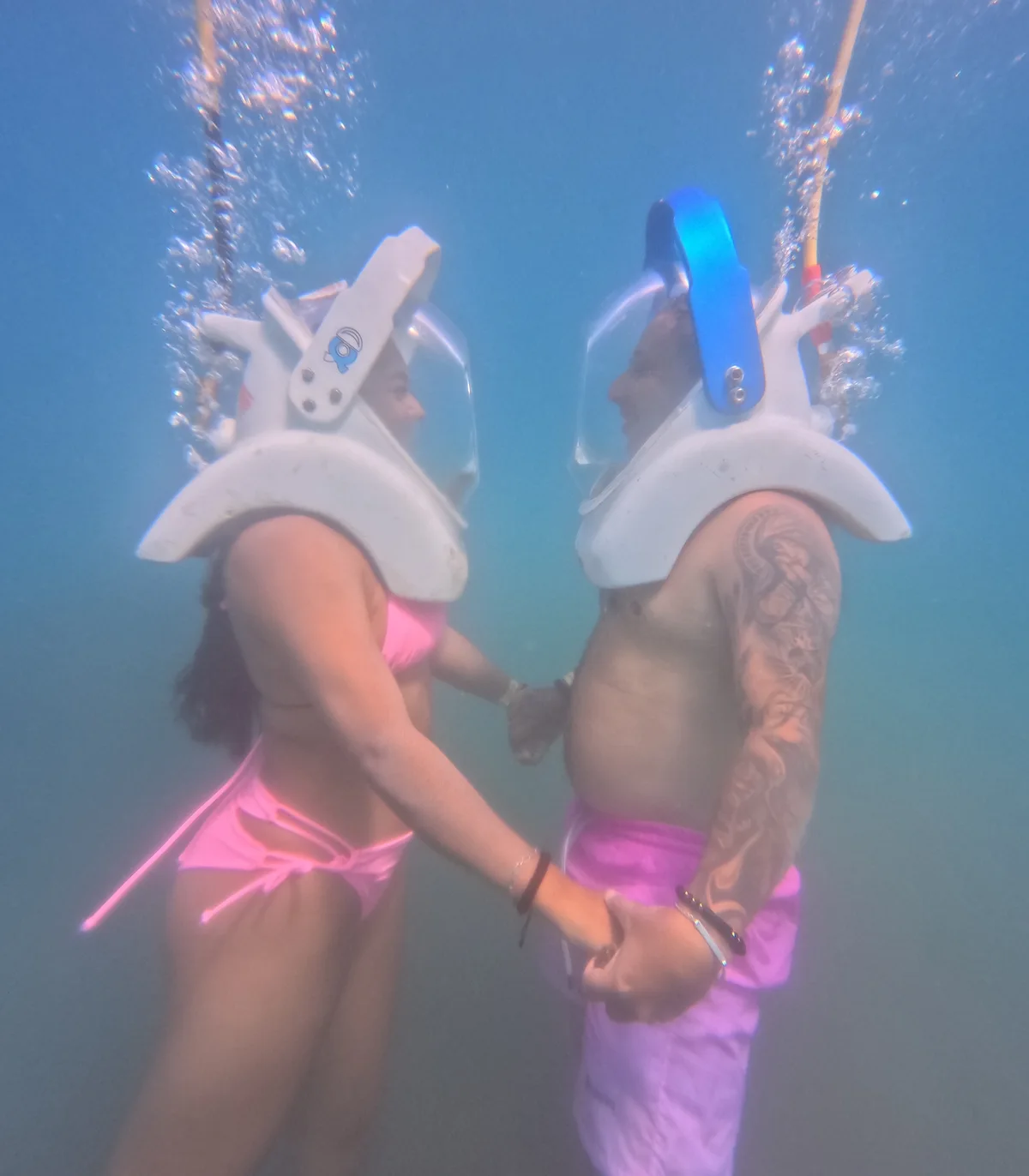 Una pareja se mira bajo el agua durante su recorrido